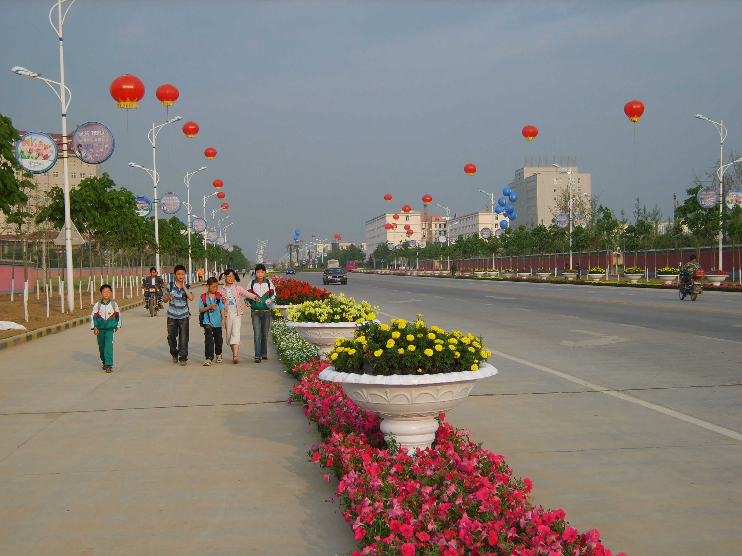街道到处洋溢着节日的喜庆