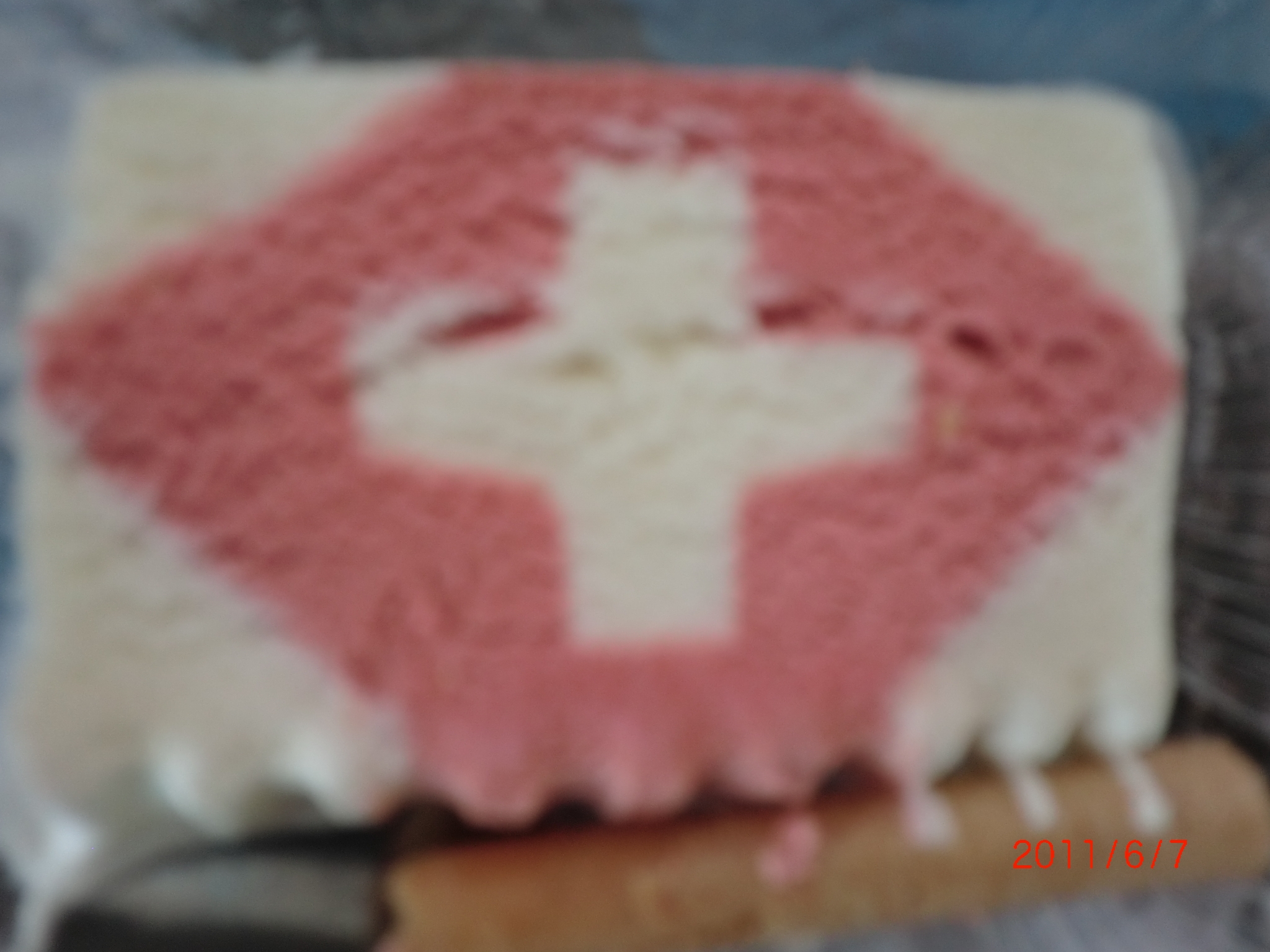 山上餐厅用瑞士国旗图案做的冰激淋