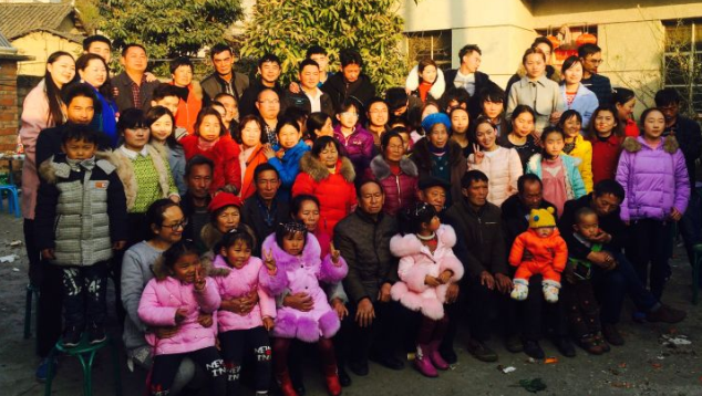 家族大合照——今年新增的项目，以前吃完饭就打麻将、斗地主、斗牛牛等，今年表姐夫提议以后每年吃完年饭， ...